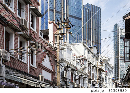 電線が張り巡る古い街並みと高層ビル 35593989