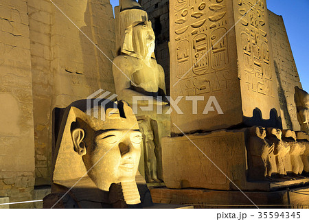 ルクソール神殿のラムセス2世像 35594345