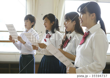 歌う生徒たち 35594737