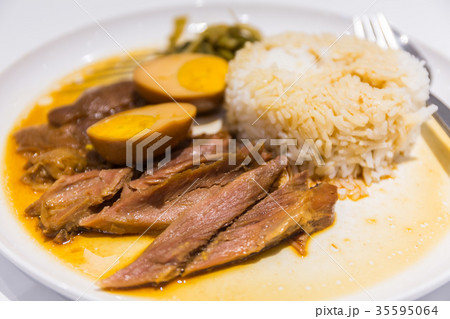 Stewed pork leg on rice. 35595064