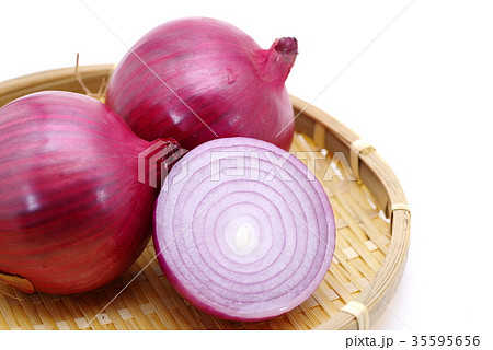 アーリーレッド 赤玉ねぎ 2個 1 2カット 竹ざる盛り A 左寄せ やや上からの写真素材