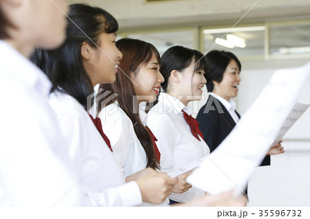 合唱する生徒と先生 35596732