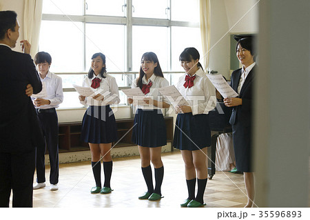 合唱する生徒たち 35596893