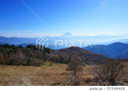 秋の乾徳山から望む富士山 秋の乾徳山から望む富士山 35598408