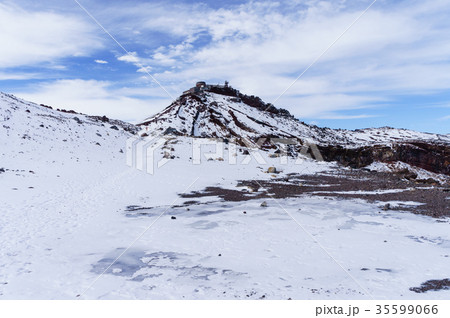 雪積もる富士山頂 35599066