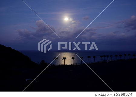 奄美　大浜海浜公園の月の入り01 35599674