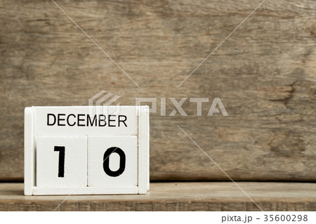 White block calendar present date 10 and December 35600298
