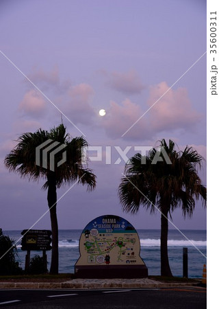 奄美　大浜海浜公園の月の入り07 35600311