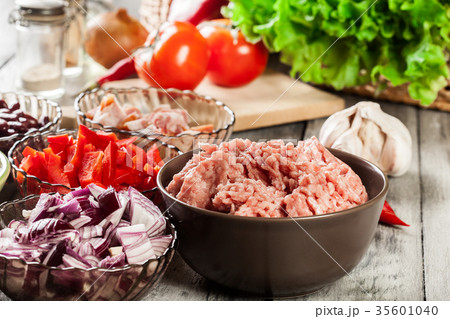 Ingredients ready for preparing chili con carne 35601040