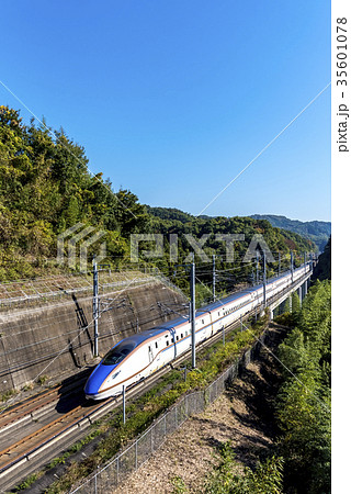 疾走する北陸新幹線E7系 35601078