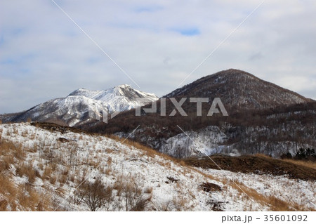 西山山麓火口展望台から見る火山群・冬 35601092
