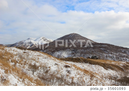 西山山麓火口展望台から見る火山群・冬 35601093