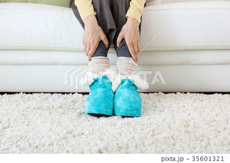 ルームシューズを履く女性 ルームシューズを履く女性 35601321