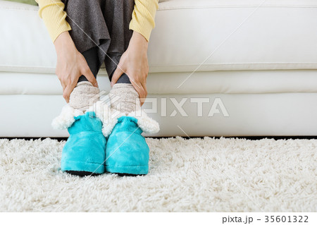 ルームシューズを履く女性 35601322