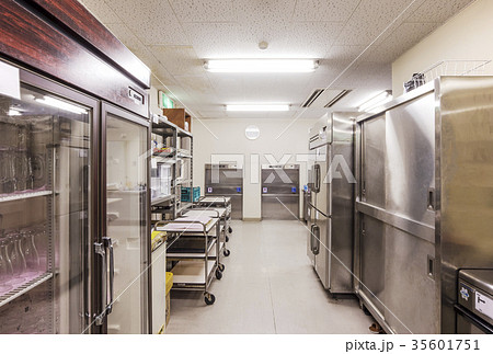 厨房　飲食業　調理場　レストラン　イメージ素材 35601751