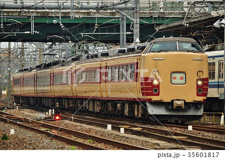 大宮駅に入線する183系ホリデー快速河口湖 35601817