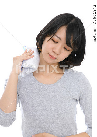 肩を蒸しタオルで温める女性 35601842