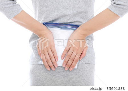 腰を蒸しタオルで温める女性 35601888