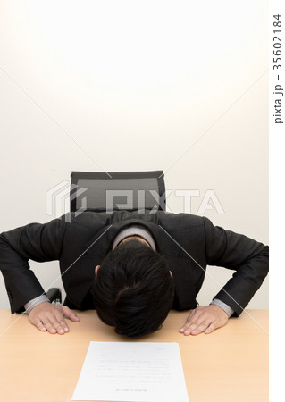 ビジネスイメージ　謝罪をする男性 35602184