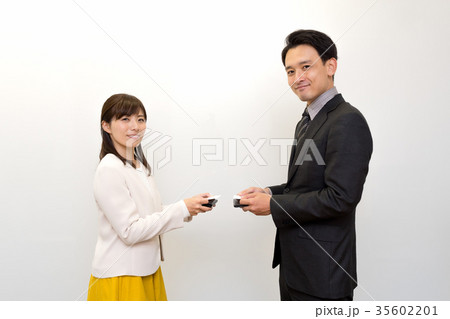 ビジネスシーン 名刺交換 ビジネスシーン 名刺交換 35602201