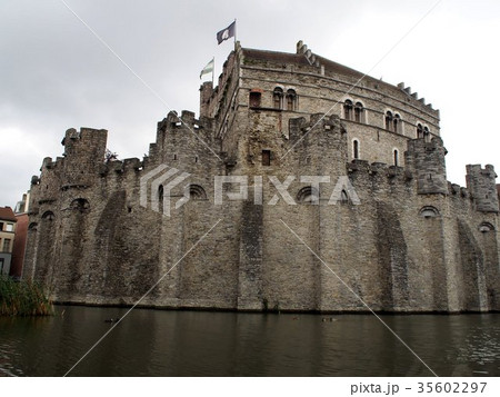 フランドル伯の城 35602297
