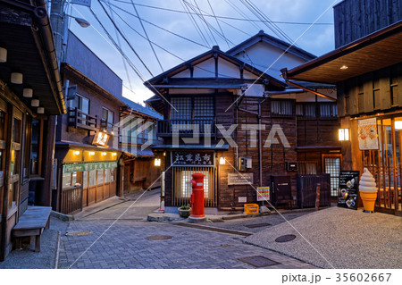 有馬温泉 夕暮れの温泉街（湯本坂） 35602667