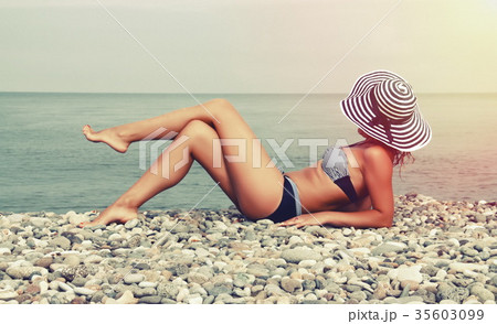 Pretty woman on the beach 35603099