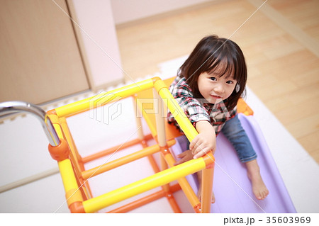 ジャングルジム (滑り台 日本人 1人 子供 乳幼児 未成年 鉄棒 マンション 一軒家 遊具) 35603969