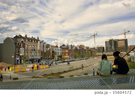 ベルギー・リエージュ駅前とカップル 35604572