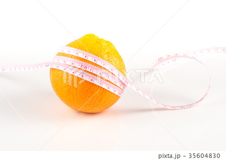 巻き尺を巻きつけられたオレンジ 巻き尺を巻きつけられたオレンジ 35604830