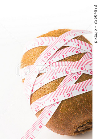 巻き尺を巻きつけられたキウイ近影 35604833