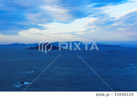 早朝の伊良湖水道と神島 35606226