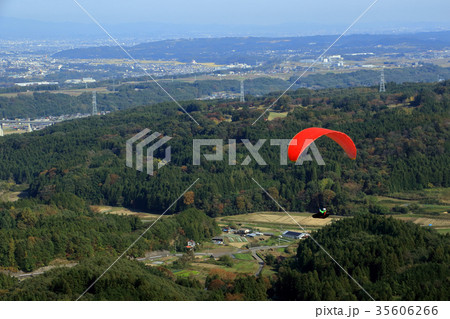 富岡市郊外を飛行するパラグライダー 富岡市郊外を飛行するパラグライダー 35606266