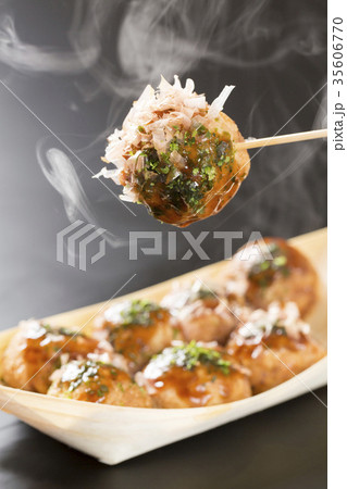 串に刺した熱いタコ焼き 35606770