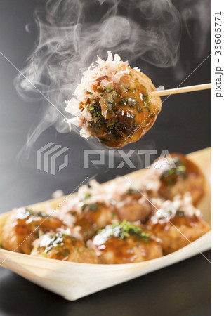 串に刺した熱いタコ焼き 35606771