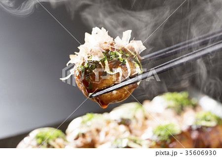 ゆげが上がるアツアツのたこ焼き ゆげが上がるアツアツのたこ焼き 35606930