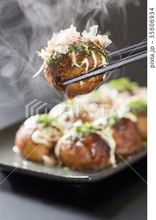 ゆげが上がるアツアツのたこ焼き ゆげが上がるアツアツのたこ焼き 35606934