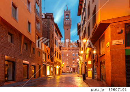 Palazzo Vecchio in the mornng in Florence, Italy 35607191