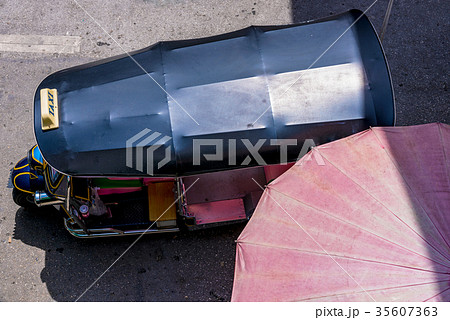 Tuk Tuk street scene 35607363