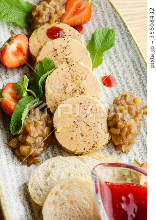 foie gras with sauce 35608432