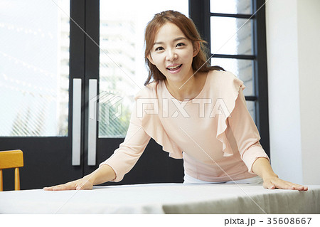 起立 立つ 食卓 35608667