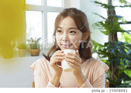 若い女性 コーヒーカップ 1 35608681