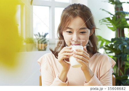 マグカップ 若い女性 コーヒー 35608682