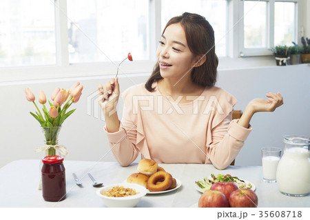 サラダ 食卓 テーブル 35608718