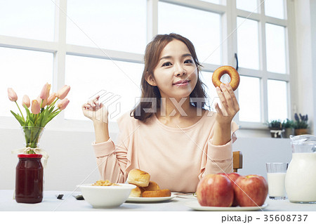 ドーナツ 笑顔 微笑 35608737