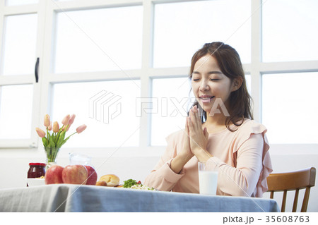 祈り 食卓 テーブル 35608763