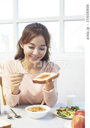 サラダ 食パン 食べ物 35608806