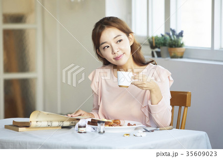 感情 東洋人 笑顔 35609023