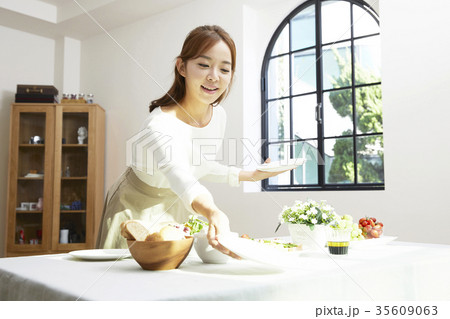 食卓 テーブル 食べ物 35609063