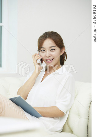 スマートフォン スマホ 女性 35609192
